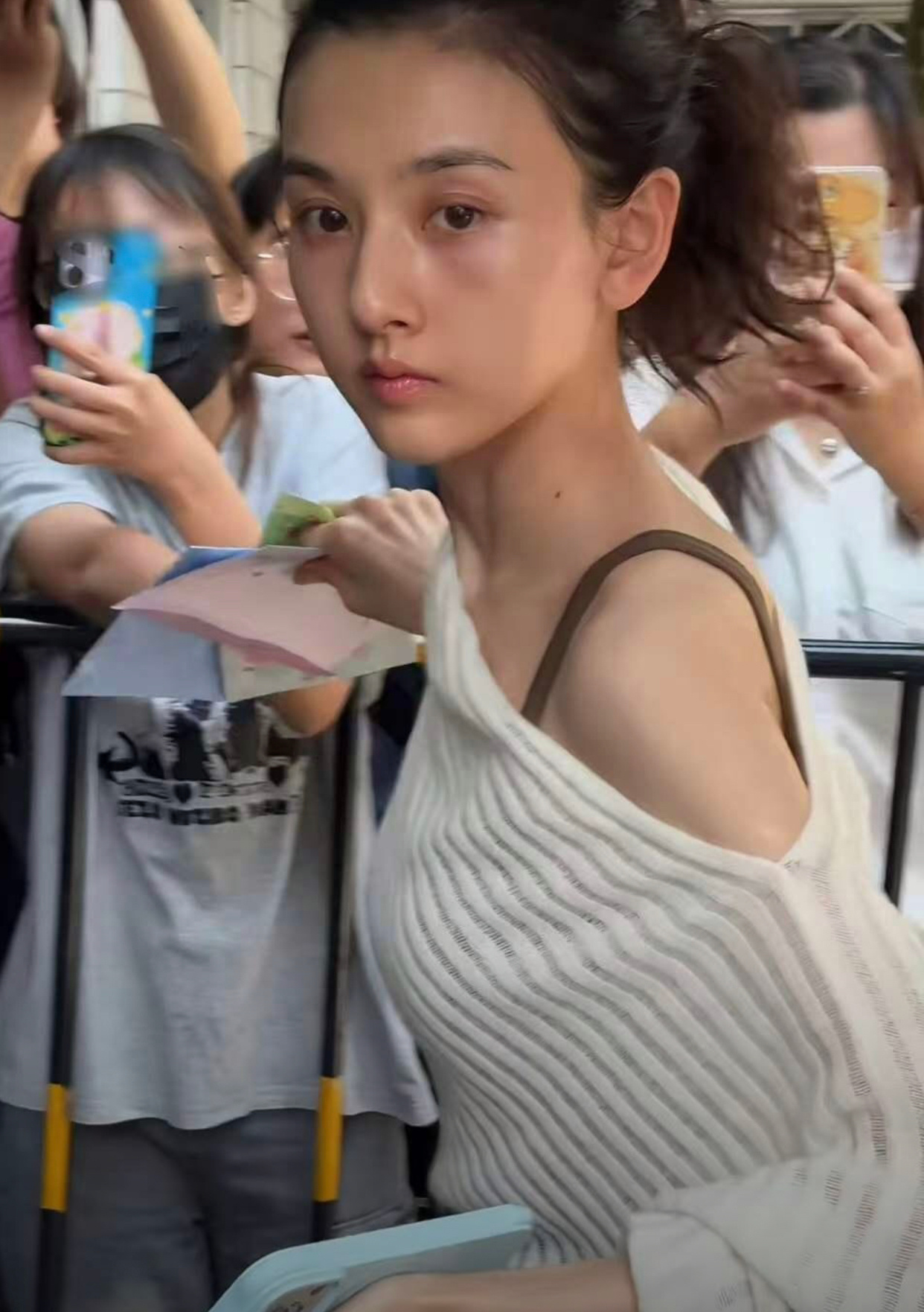 宋祖儿骨相真的太好了吧，怪不得素颜也美的这么超过。 