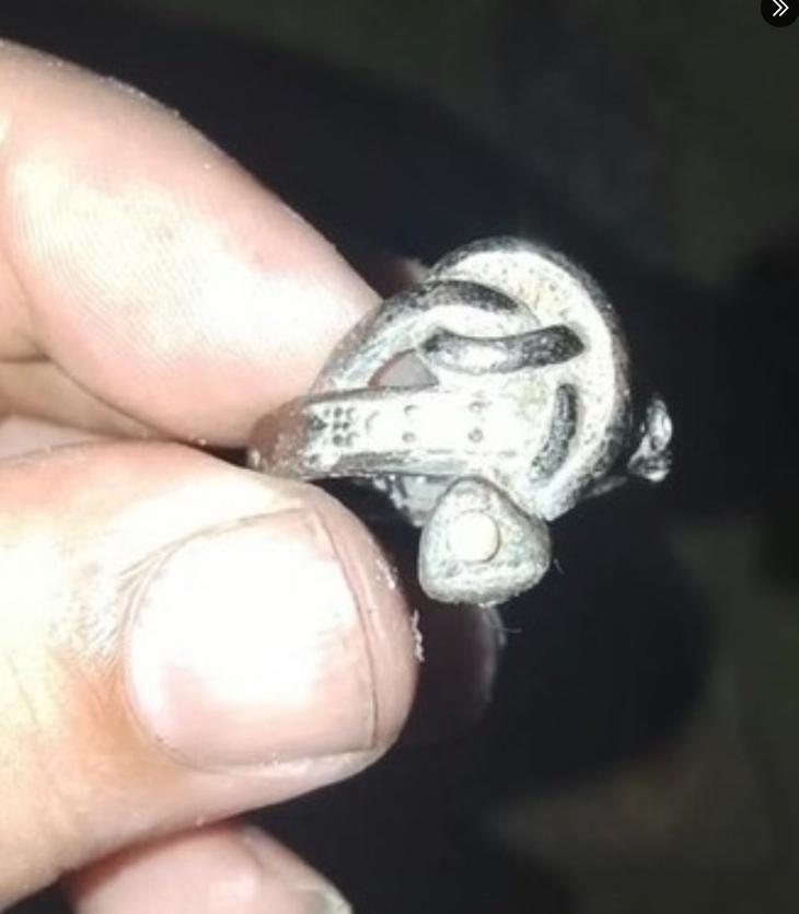 一名年轻的巴勒斯坦男子在帐篷旁挖污水桶时，发现了一块人体残骸，以及这枚戒指。这枚