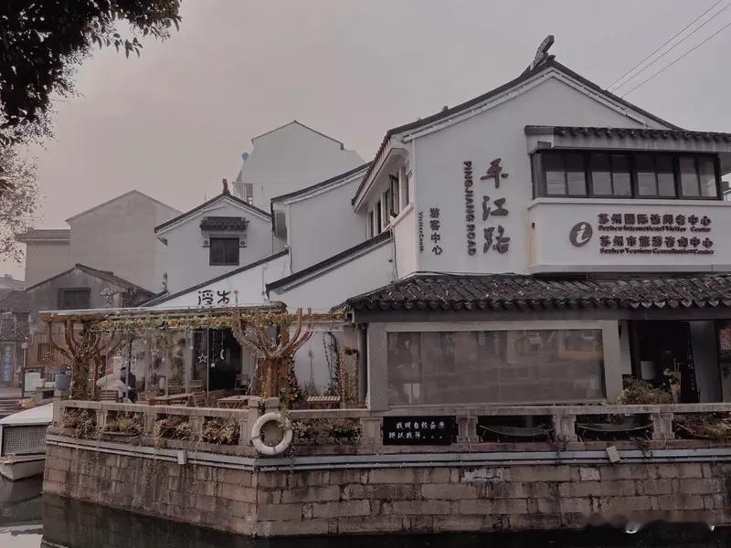 早春游姑苏

江南一夜催花雨，晓色初开雾作纱。
石桥犹带苔痕润，曲巷斜穿燕子家。