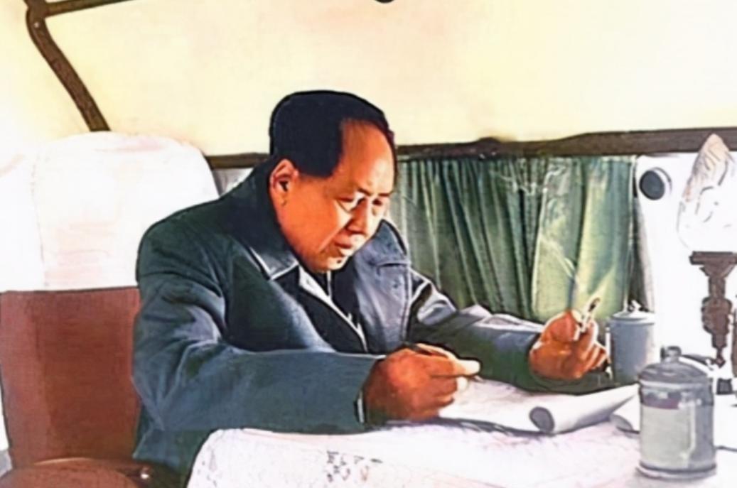 1954年周总理奉命前去张治中家，点名见保姆，亲切询问：你还记得毛主席吗？
19