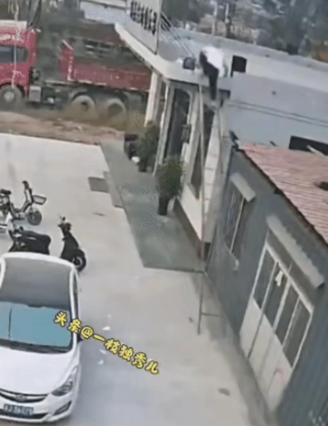 我们为什么要锻炼身体？看到这个画面，大概已经找到了答案，如果这个大哥平常不经常锻