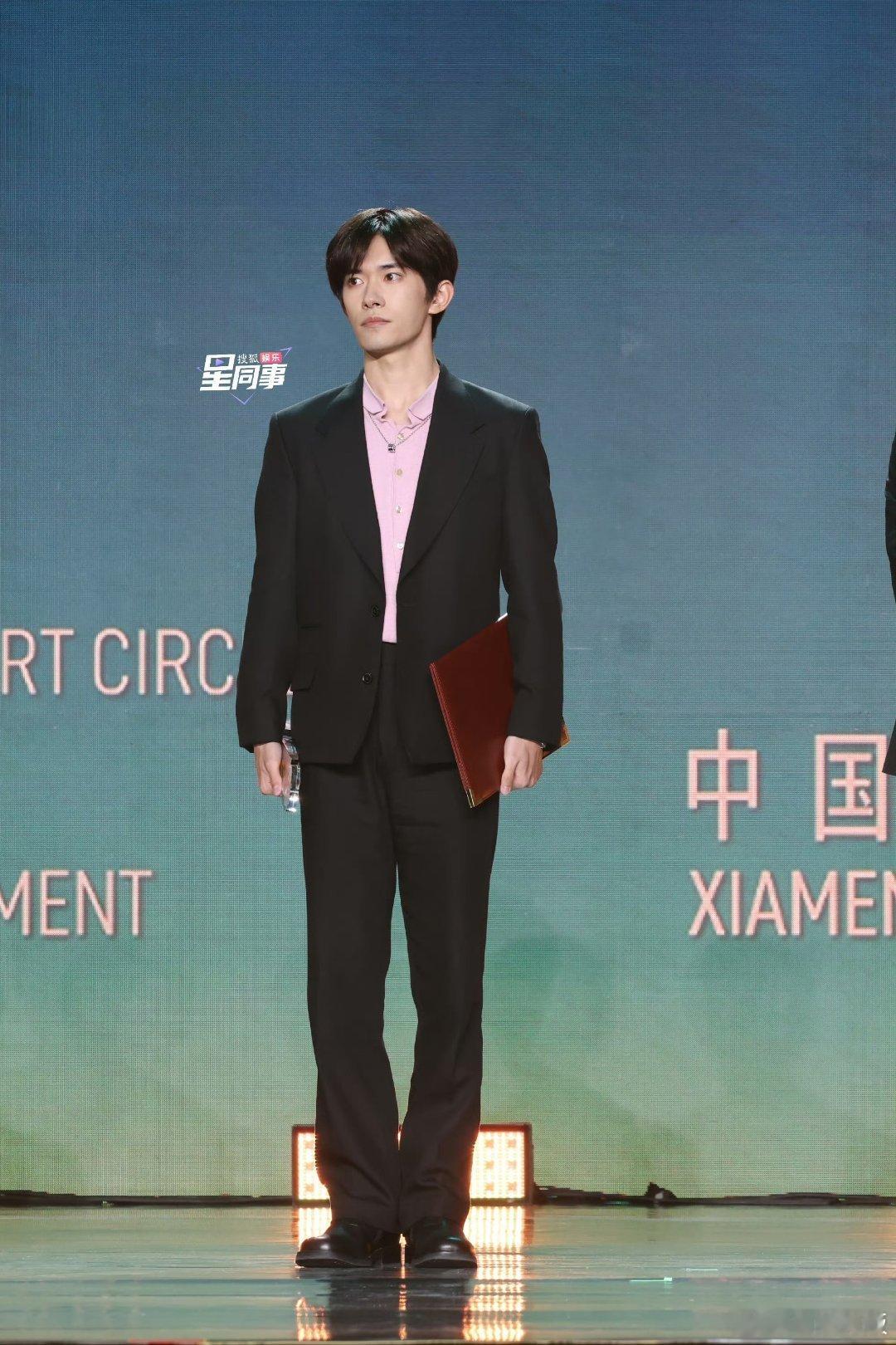 易烊千玺领取提名证书，哇塞， 