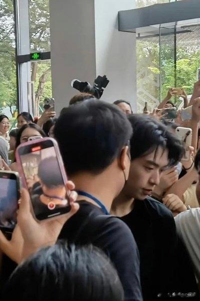 #新浪娱乐[超话]##今天是孟宴臣在扫楼##是孟宴臣在扫楼# 又在魏大勋身上看到