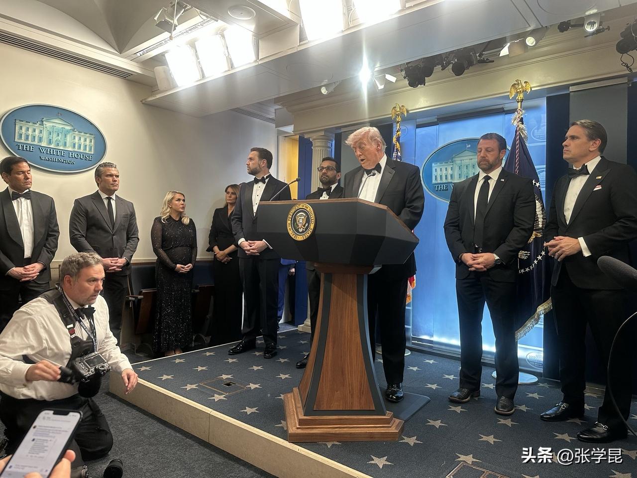 特朗普今晚发文说：“昨晚白宫记者晚宴发生的枪击事件，恰恰印证了一件事：过去150
