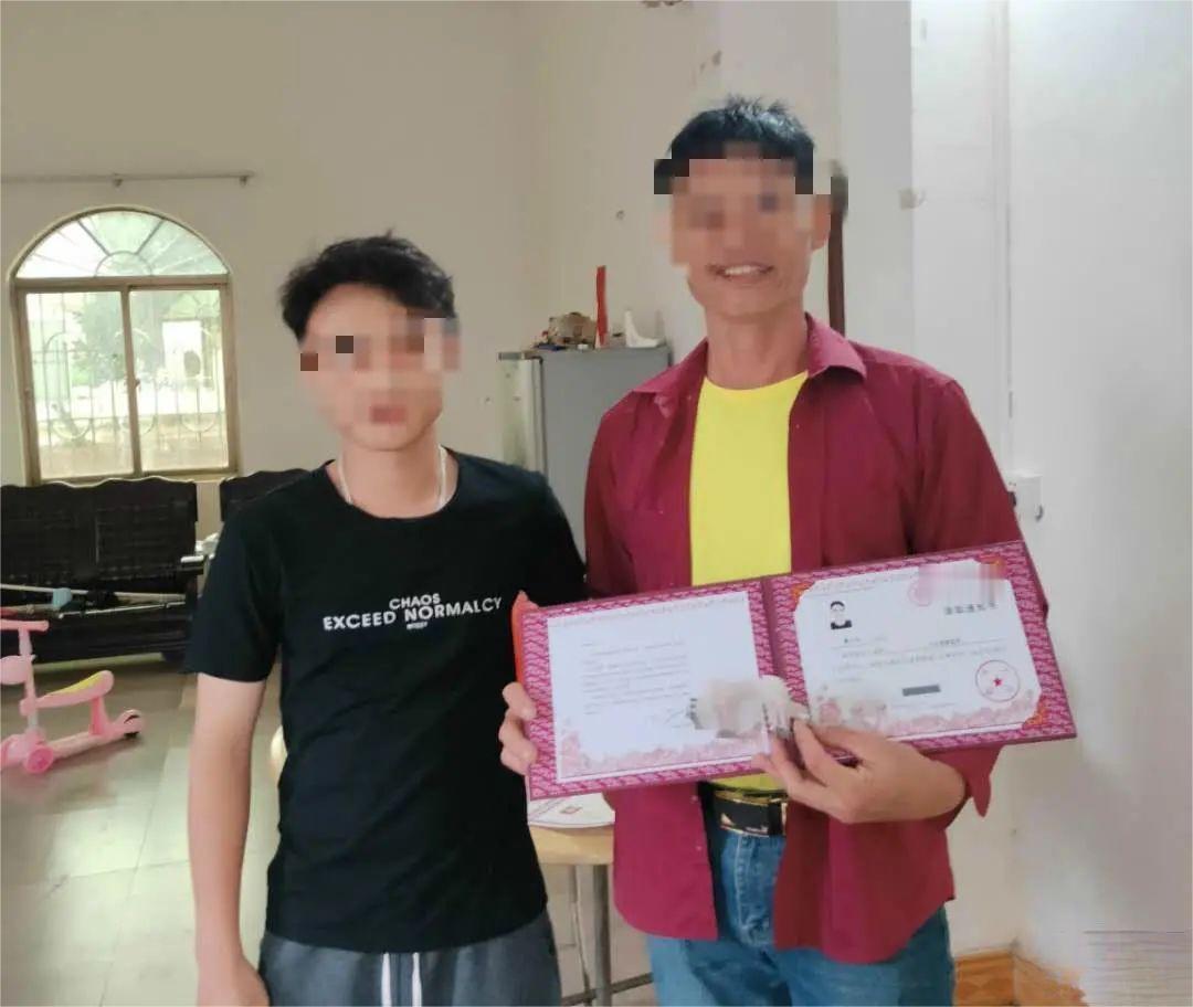 2020年，广东一高考生收到清华录取通知书，父亲高兴为他大摆宴席，然而当镇长看到