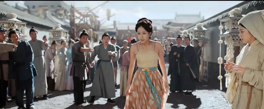 惜花芷这个大庭广众扒光衣服的情节除了满足编剧那种见不得人的心思，到底有什么用？ 