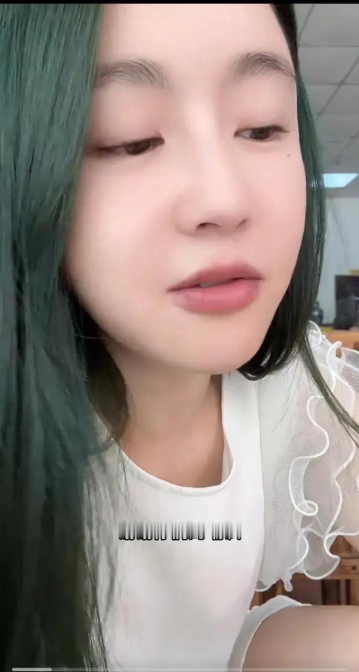 9月23日，一个成都的女富婆被2800多名网友嘲笑了，嘲笑她开着豪车、用着华为三
