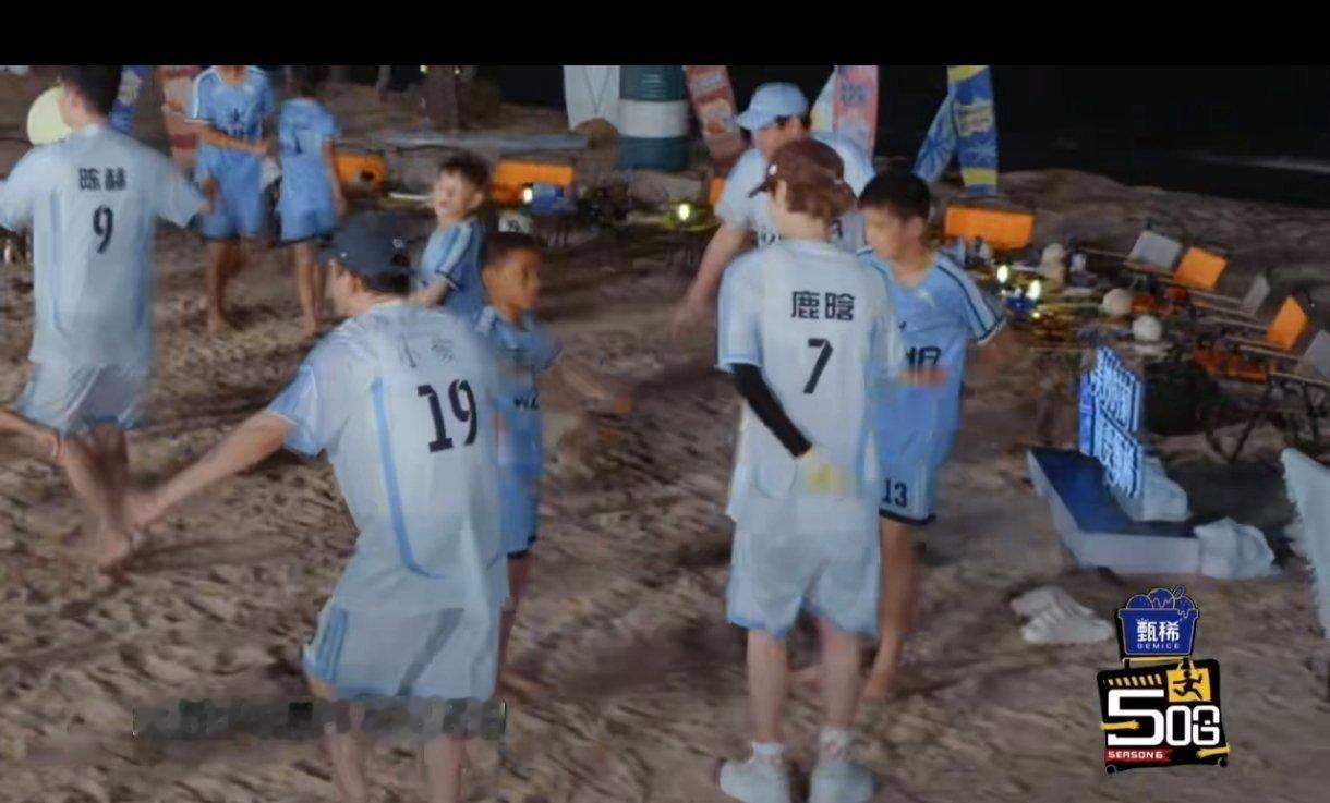 鹿晗跟小孩哥学跳舞小孩哥教鹿晗跳舞哈哈哈哈哈 虚心向小朋友学习舞蹈，动作上手超快