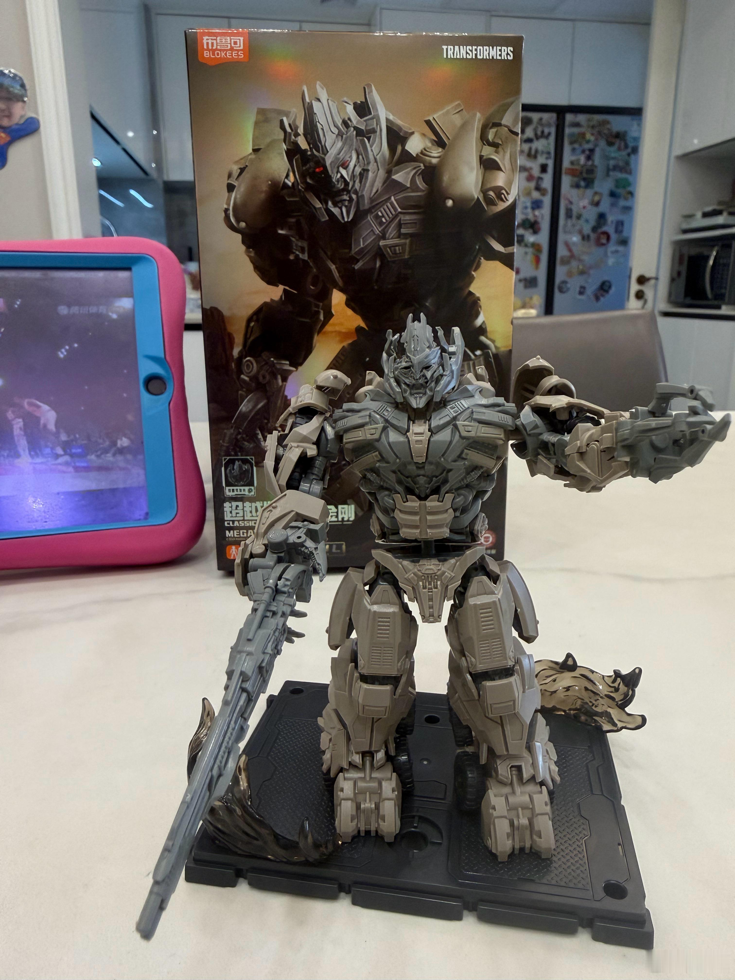 今天上午趁杨核桃不在，我把他的布鲁可电影版威震天给偷偷拼了，设计非常精巧复杂，用