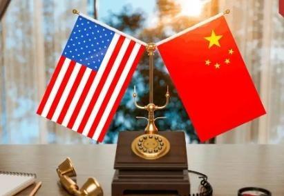 眼下，全世界都在看中美谁先撑不住。现在是中国有货卖不出，急着赚钱，美国是有钱买不