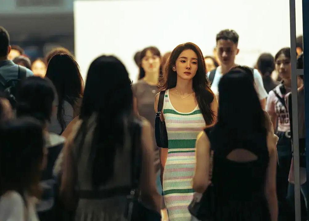 杨幂这状态也太绝了吧！39岁的年纪，身材和脸蛋都像29岁的小姑娘，这保养功力真是