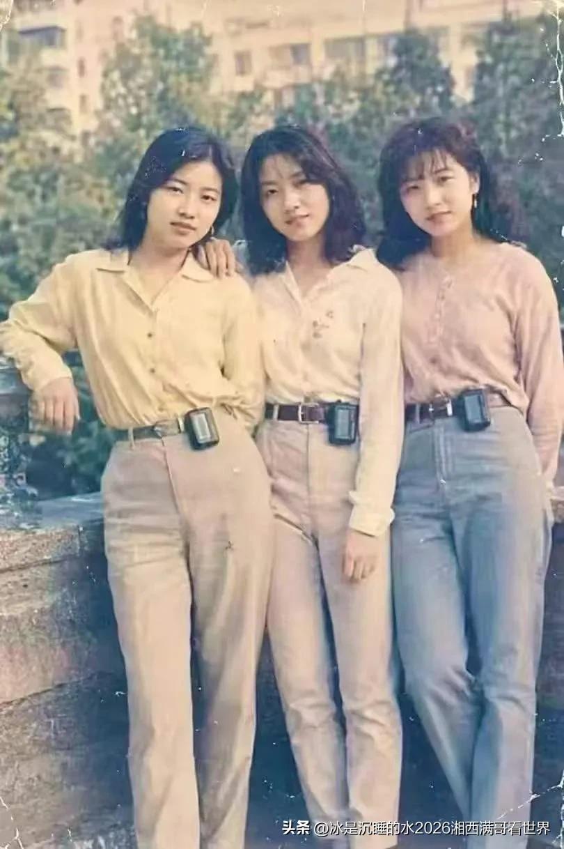 这张颇具九十年代历史印记的美女合影照片，估计很多70后见了格外亲切。那个年代没有