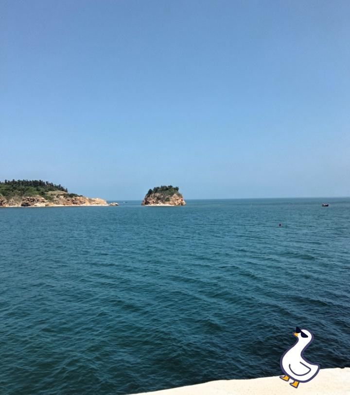 站在海边望着远处的小岛，忽然明白，人这一生，难免有孤单难熬的时候。稳住心态慢慢走