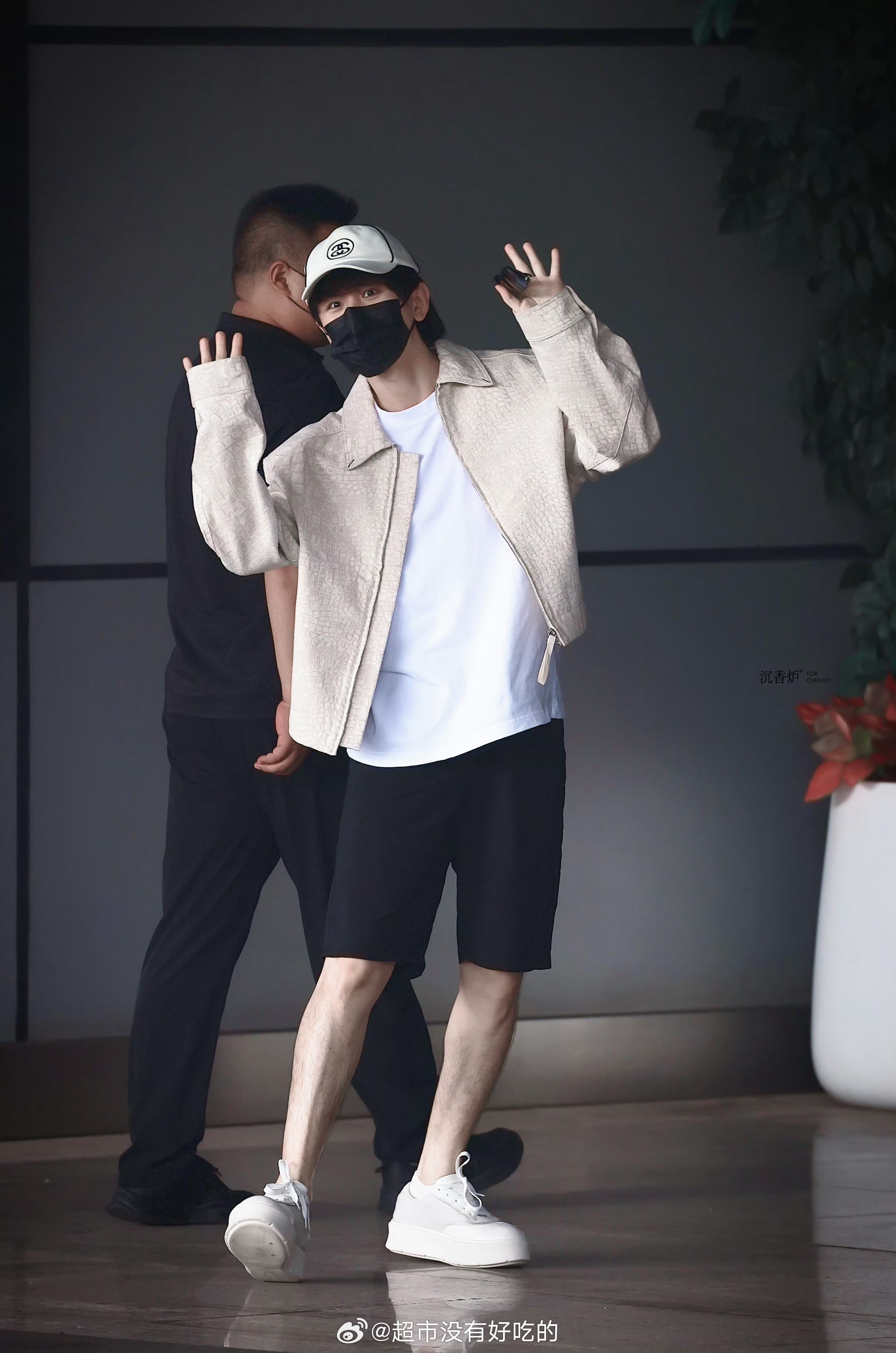 成毅今日长沙出发饭拍，一起期待《赴山海》👏 ​​​