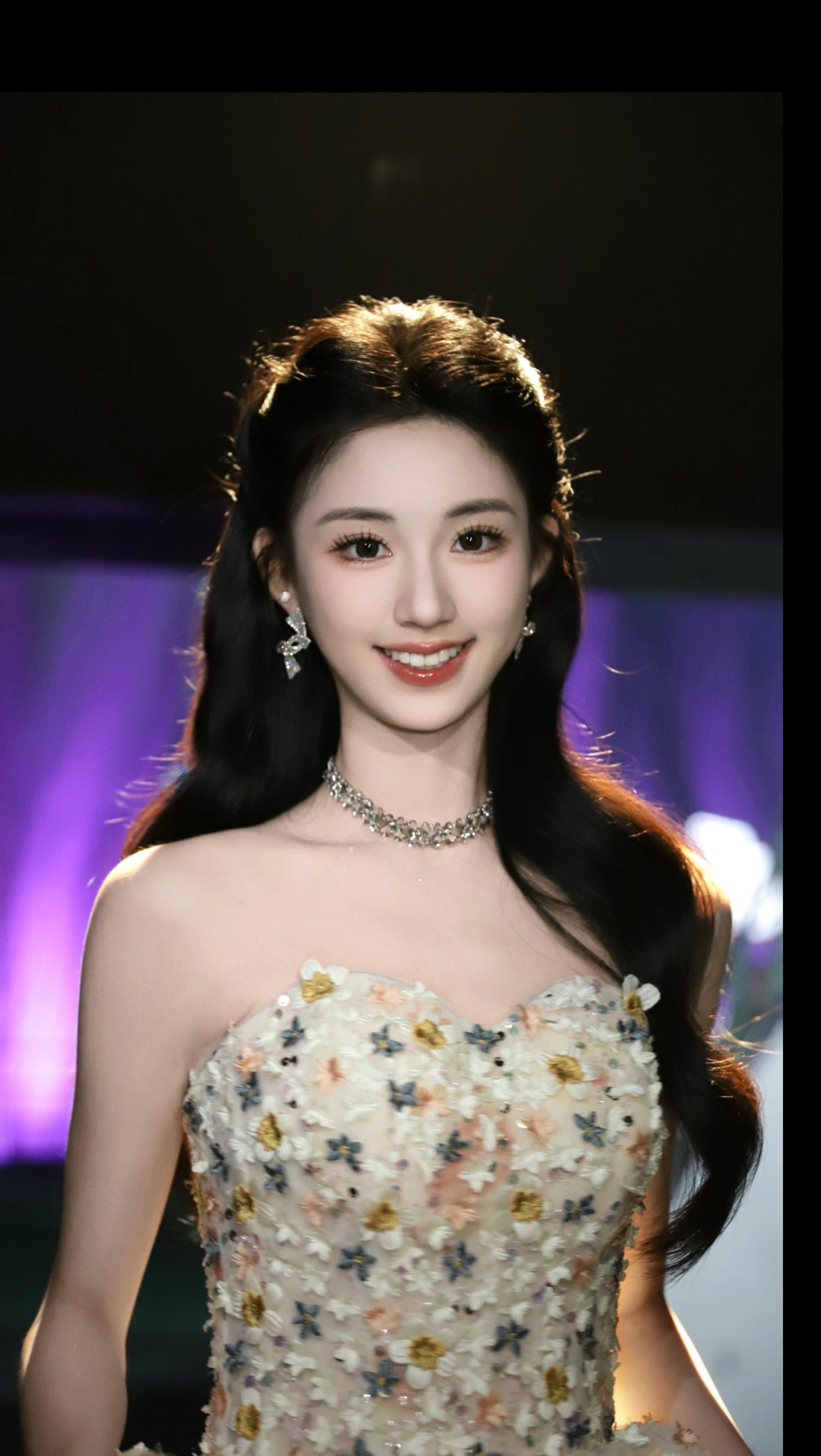 今天是公主头➕碎花裙小多 今晚见大家！