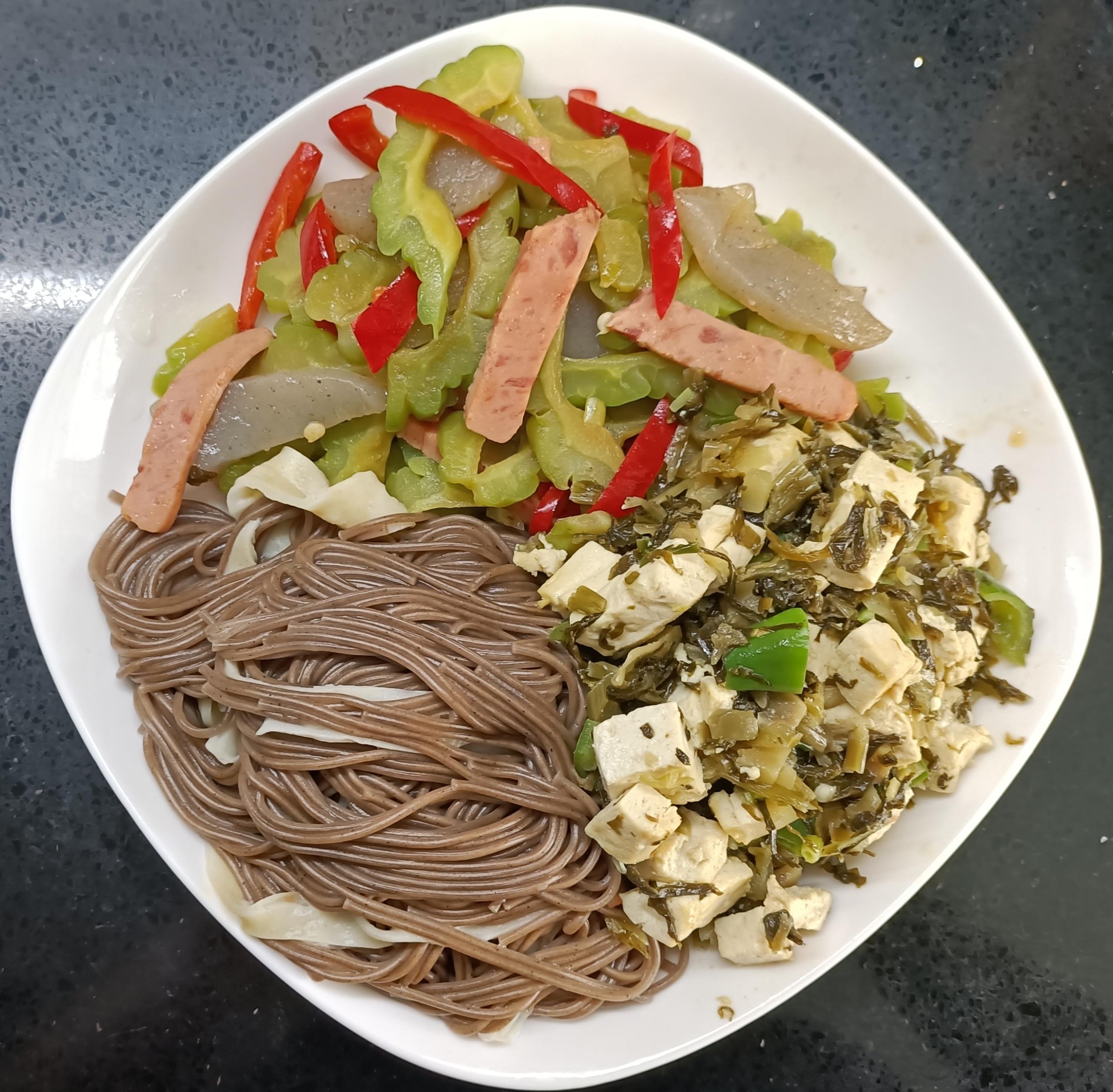 #这个问题吃什么##老年人进补宝典# 儿子一家三口去游乐园了，做一顿适合我们老俩