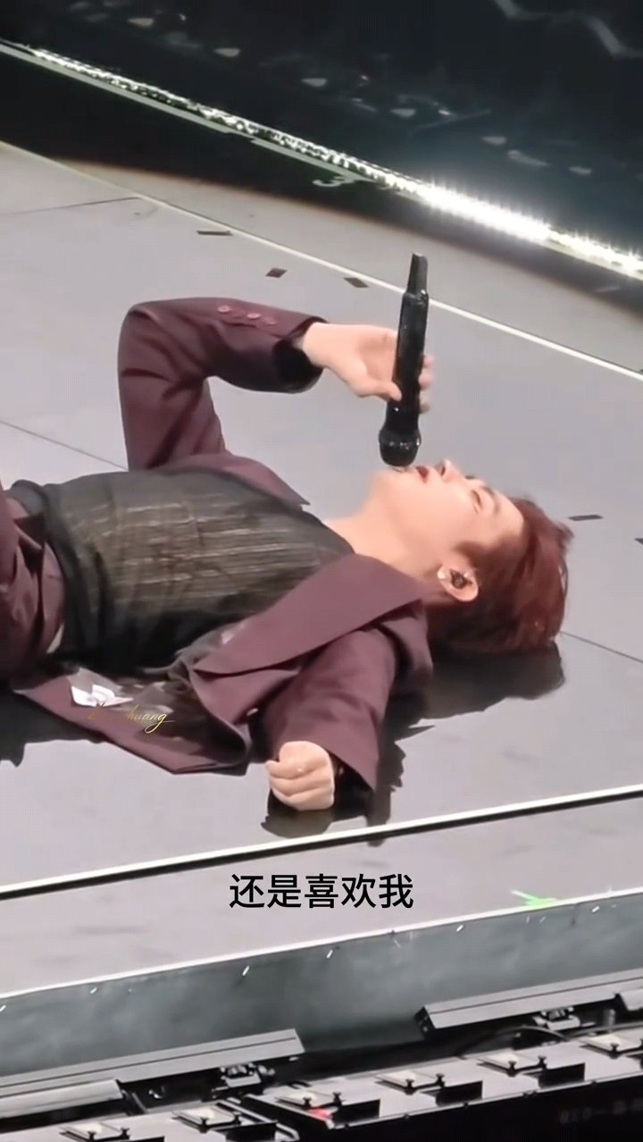 梦女病都是侯明昊惯的侯明昊问喜欢我还是喜欢萧无衣就这样躺地上聊天，梦女病都是侯明