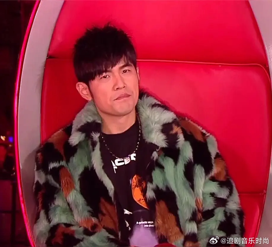 周杰伦杭州演唱会排面连保安都跟着节奏点头，连工作人员都在合唱间隙擦眼泪。杭州这场