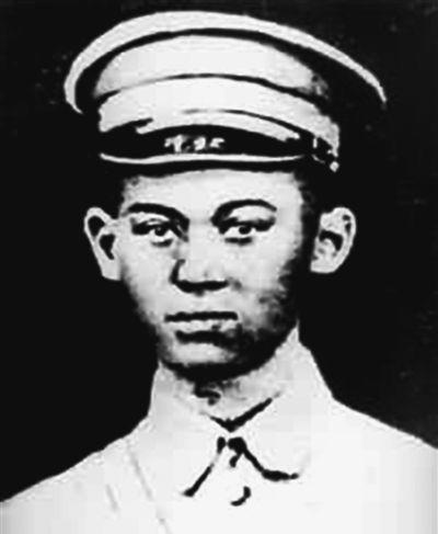 他是红四方面军创始人，因威望太高，死后仍力压徐帅当半年师长。这位创始人是谁，威望