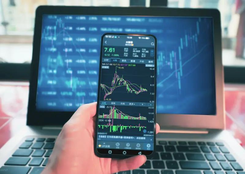 散户炒股赔钱的根源可太多了。不少人资金小，像我认识一人，本金就几万块，遇到补仓机