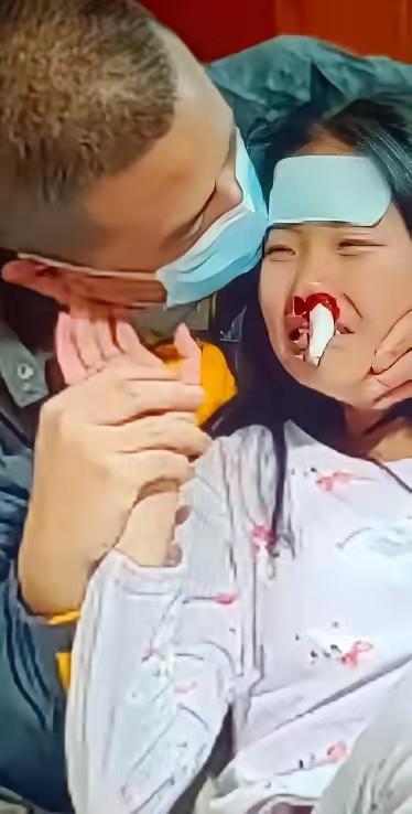 泪目！四川一位8岁女孩白血病晚期，生命已入倒计时。她哭着给爸爸说：爸爸不要难过，