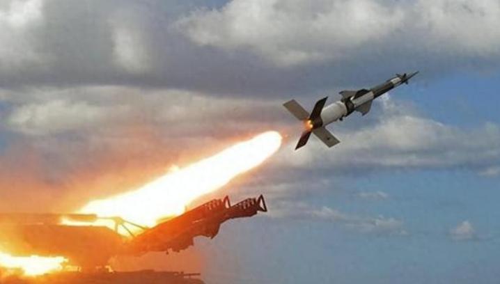 鹰击-21是无法直接把美国航母打沉的，因为普通导弹打上去是没什么伤害的，至少需要