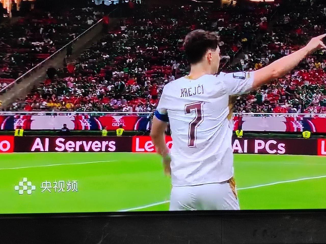 韩国队危险了！
实在是身高太矮！
防来防去，防了任意球，防了角球，防了场上禁区高