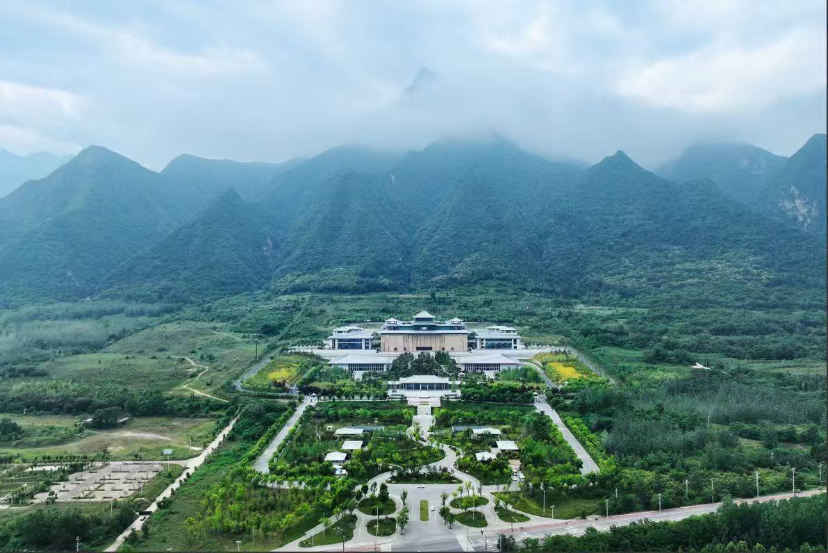 晒图笔记大赛青山叠翠，云雾漫山，建筑静立在绿野之间。山水藏诗意，清风纳安然，一域