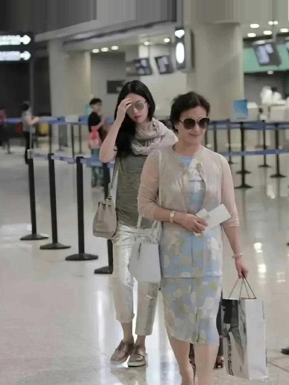 刘亦菲和她妈妈刘晓莉走在机场，虽然只是抓拍，但那种气场真的很绝。前面的刘妈妈穿着
