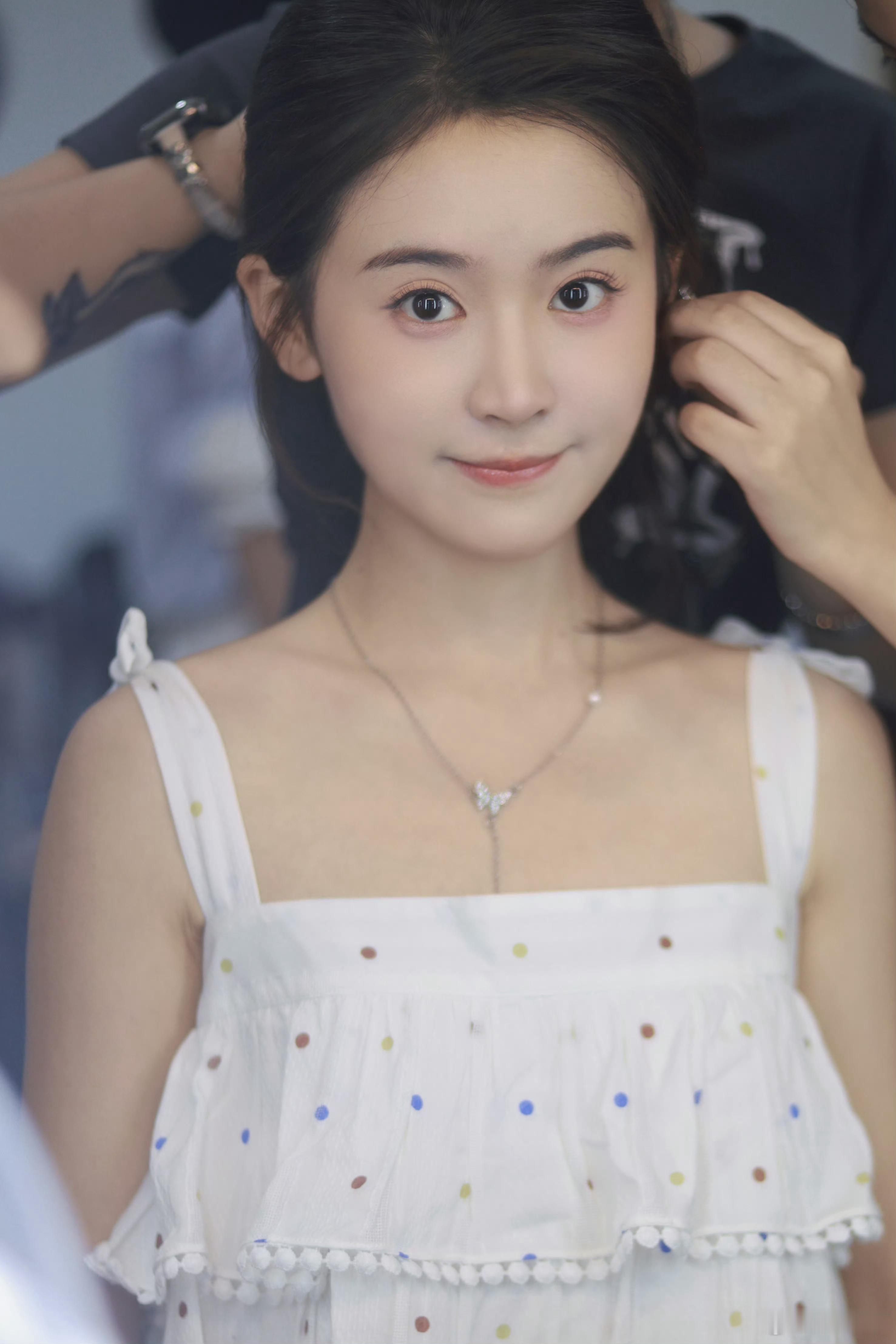 谁家小孩跑出来了，原来是我家翟一莹