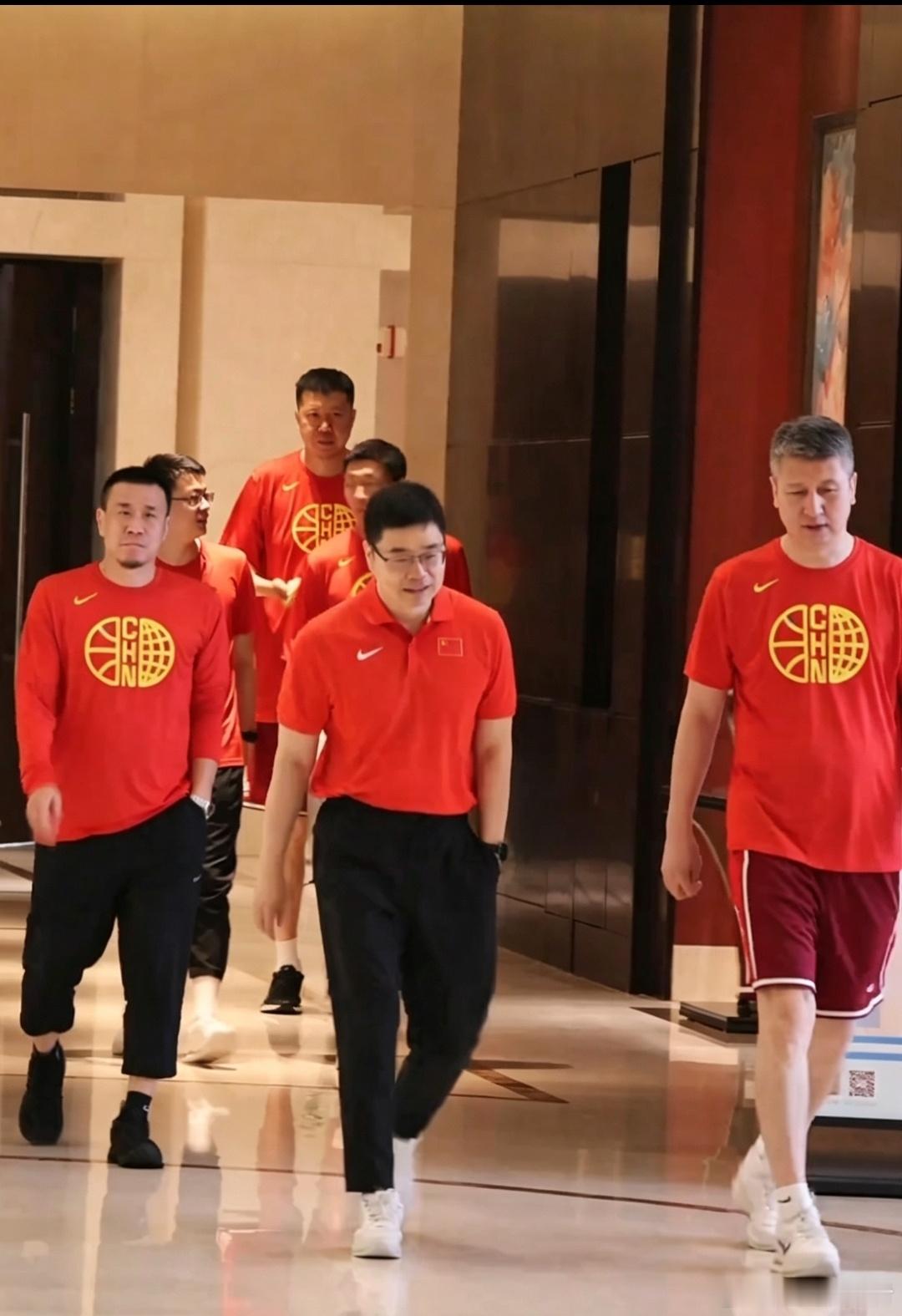 男篮广场舞大哥心情看着不错，后面的大哥古代应该叫做督军吧！中国男篮vs日本男篮中