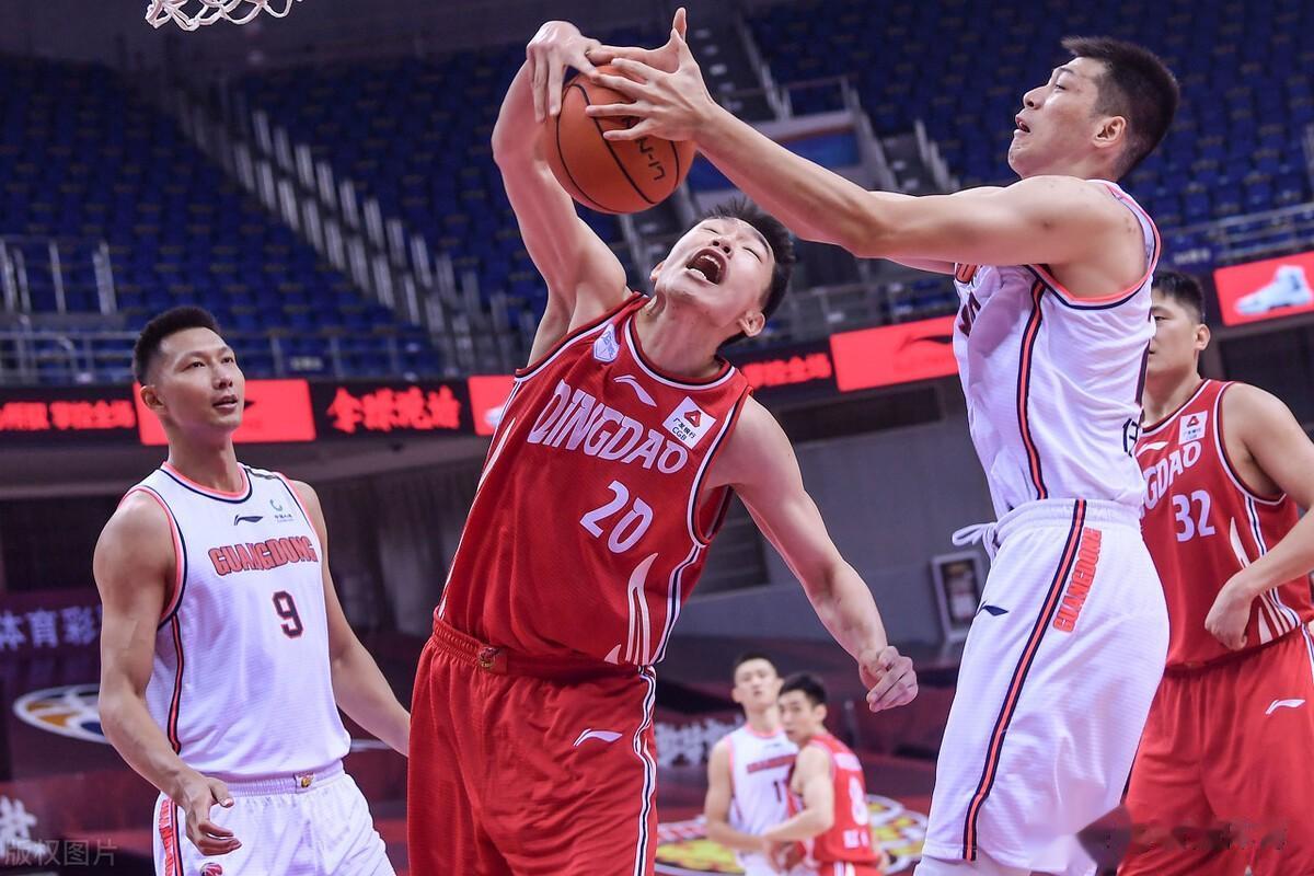 张明池6分钟4次犯规，赵戌宏6分钟3次犯规，李英博1分钟2次犯规，广东队这内线真