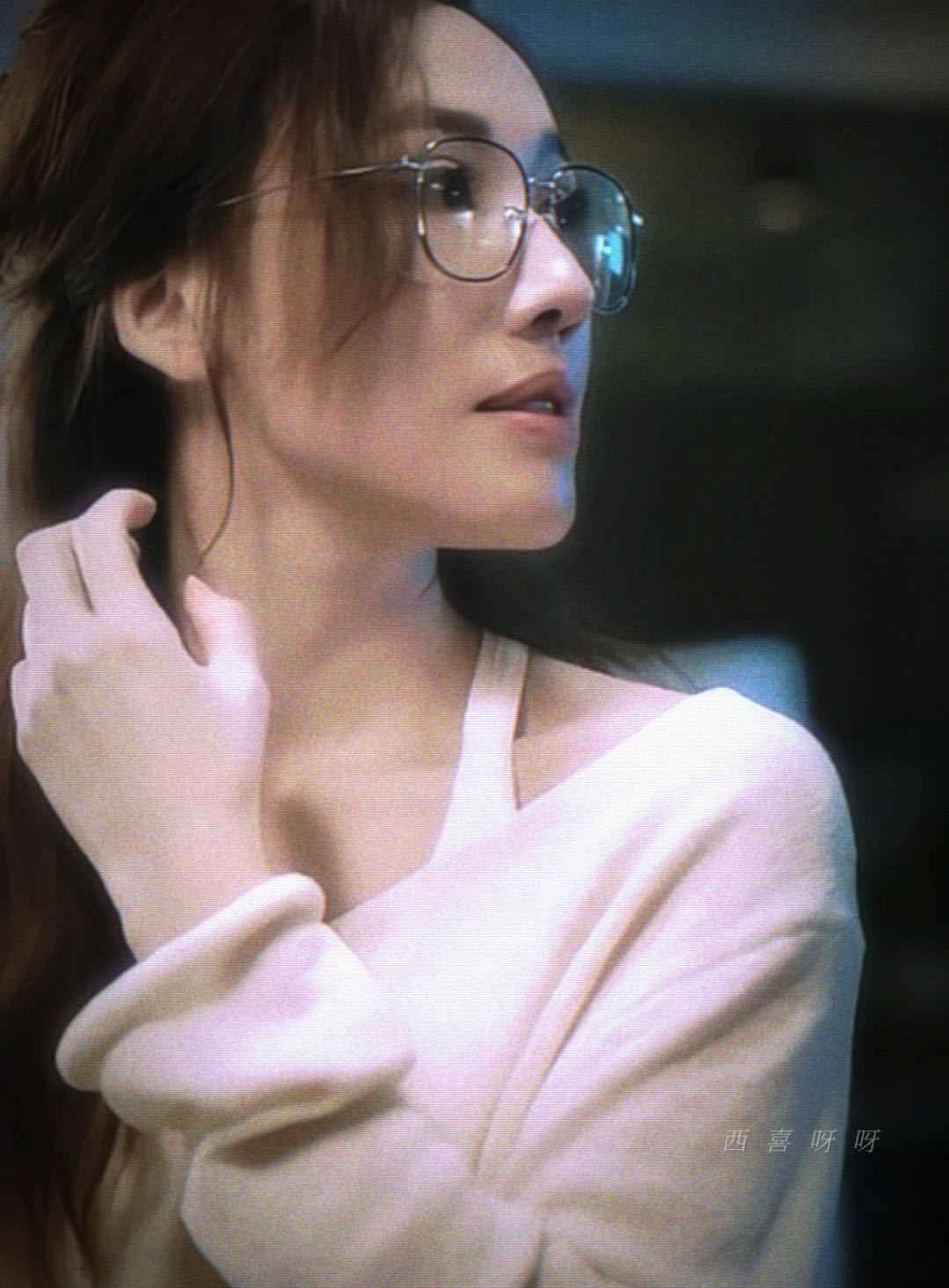 镜头前是SNK副总监张家妍，镜头后是旅行中记录美好的哲学诗人。她的高智感在于一种