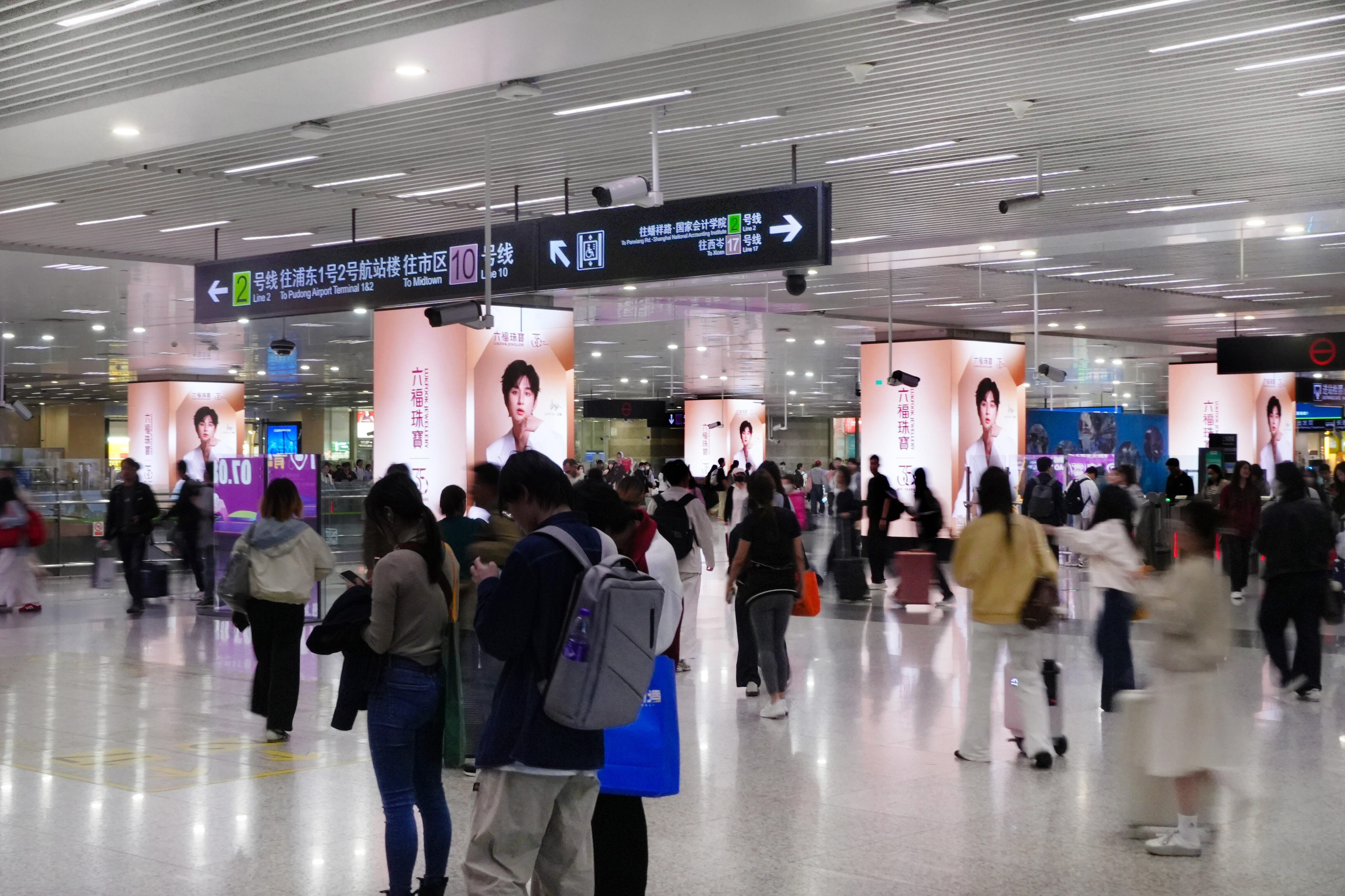 六福不语，就这样狠狠炫耀自己的全球代言人上海虹桥站含毅量好高啊~ 