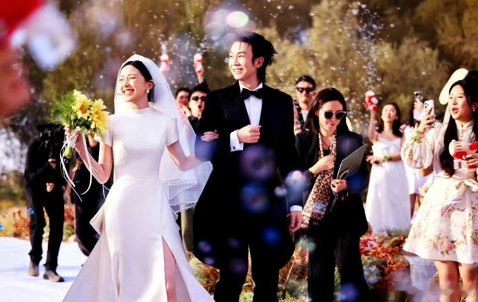 参加白举纲婚礼的明星 于湉奔赴敦煌到场见证小白婚礼，13快男兄弟情真的太戳人，大