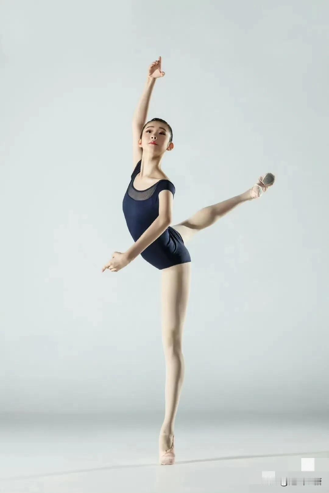 张艺凡176cm 45kg妥妥的大长腿