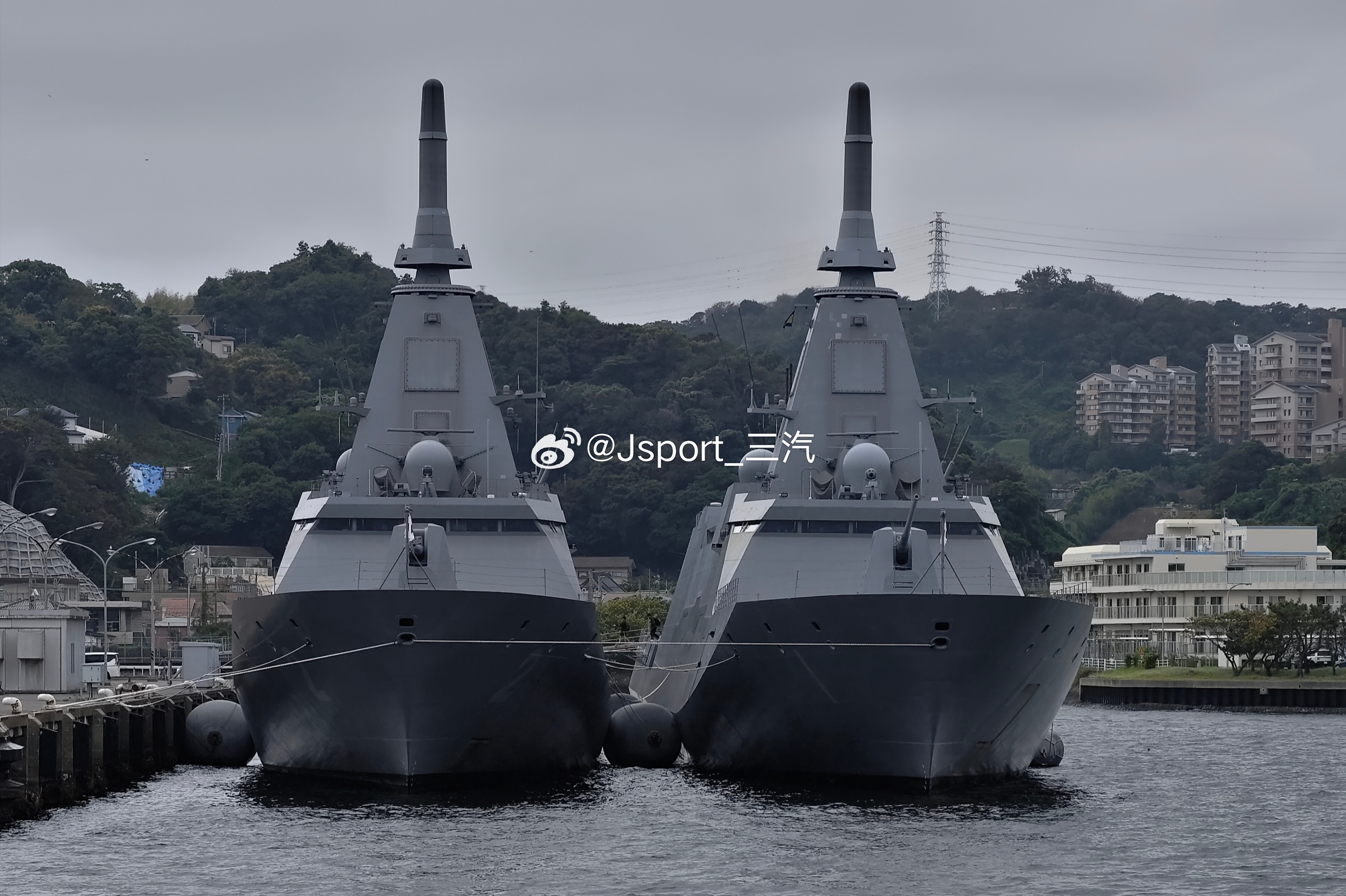 #横须贺##海上自卫队# 最上级护卫舰（30FFM） 登船前远远看见有一艘在靠泊