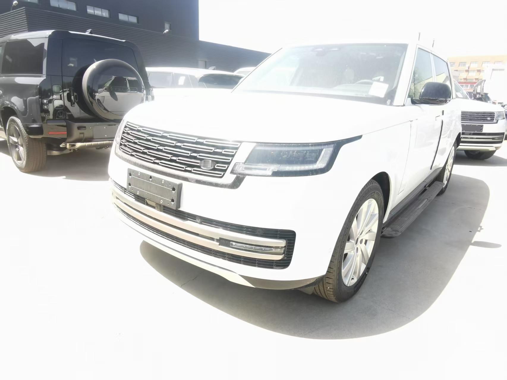 今天交付了三台车一台路虎揽胜，是96年的兄弟买的一台奔驰E300L豪华是95年的