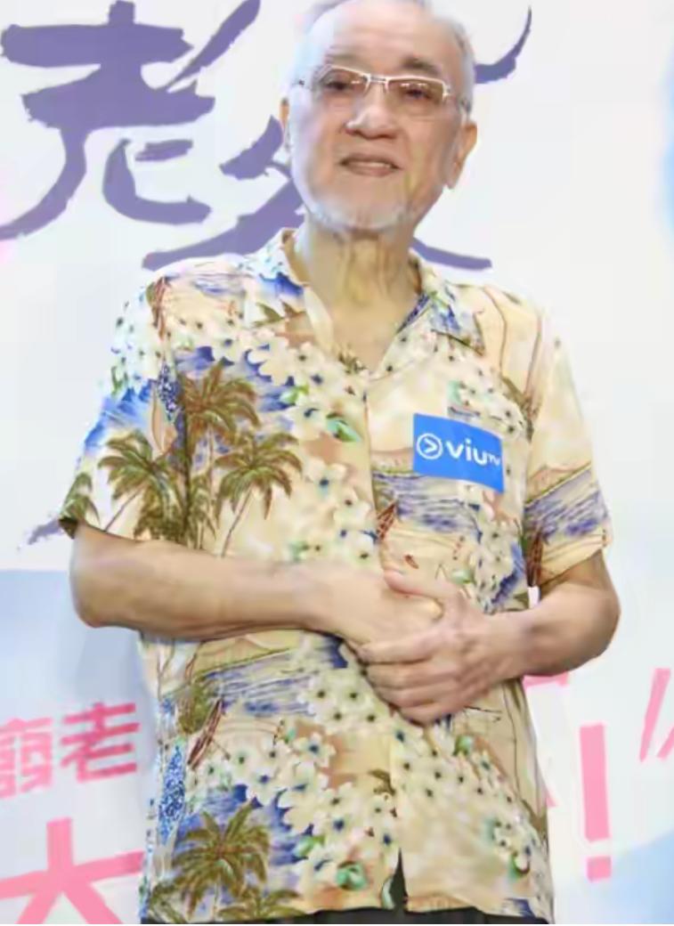 83岁卢海鹏，《欢乐今宵》元老，以幽默模仿深入人心。近年受糖尿病、心脏支架术后并