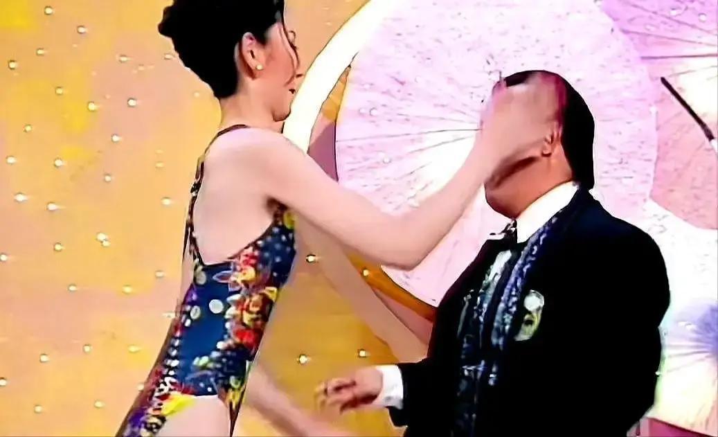 华裔小姐夺冠当场直指曾志伟：“你又矮又胖又色，口水都喷我手上了”，全场死寂。这一