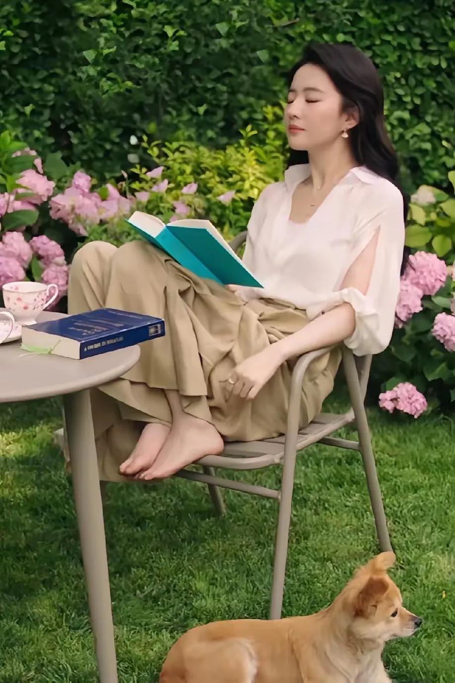 心宽自有清风伴，
体胖还凭明月陪。
横批：《心宽与体胖》
