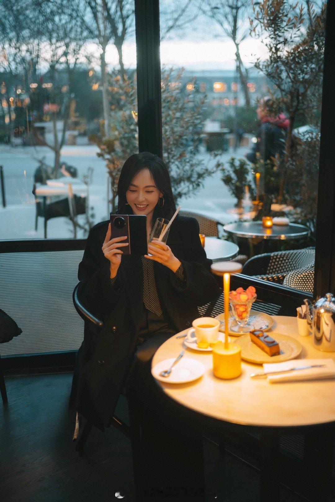 唐嫣巴黎工作之余的随拍，演绎时髦汪小姐~ ​​​