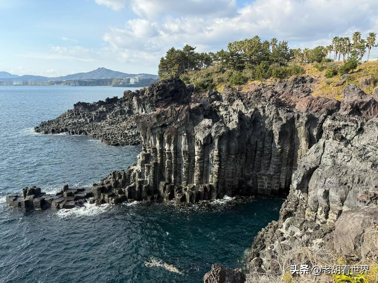 终于踏上这座神秘的岛屿，这里是由50万年前汉拿山火山喷发的熔岩流入海中极速冷却形