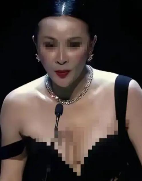太离谱了吧！咱们普通人胸口是隐私，出门都裹严实，陌生人多看一眼都反感，为啥一堆网