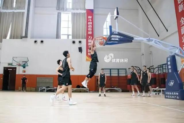 山东高速男篮选秀揽下的北京体育大学的核心控卫谢智杰，与上海交通大学的队长前锋郑晓