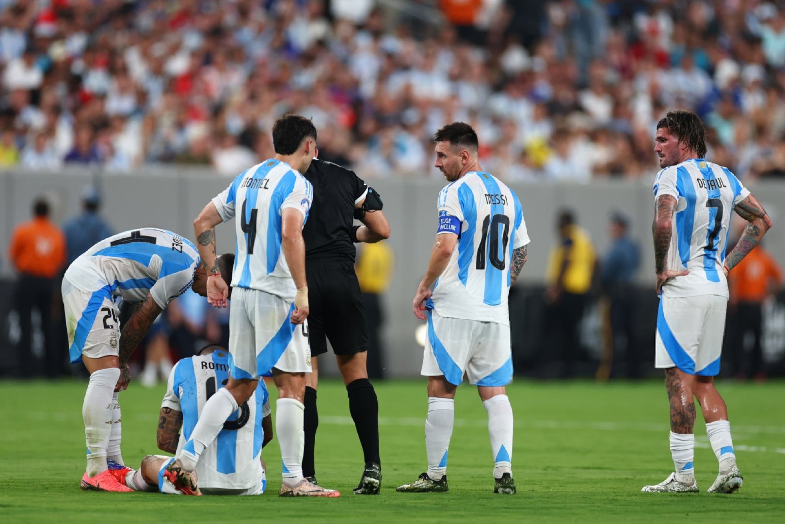 半场凭借阿尔瓦雷斯的精彩单刀破门，阿根廷1比0领先加拿大！梅西多次进攻制造威胁，