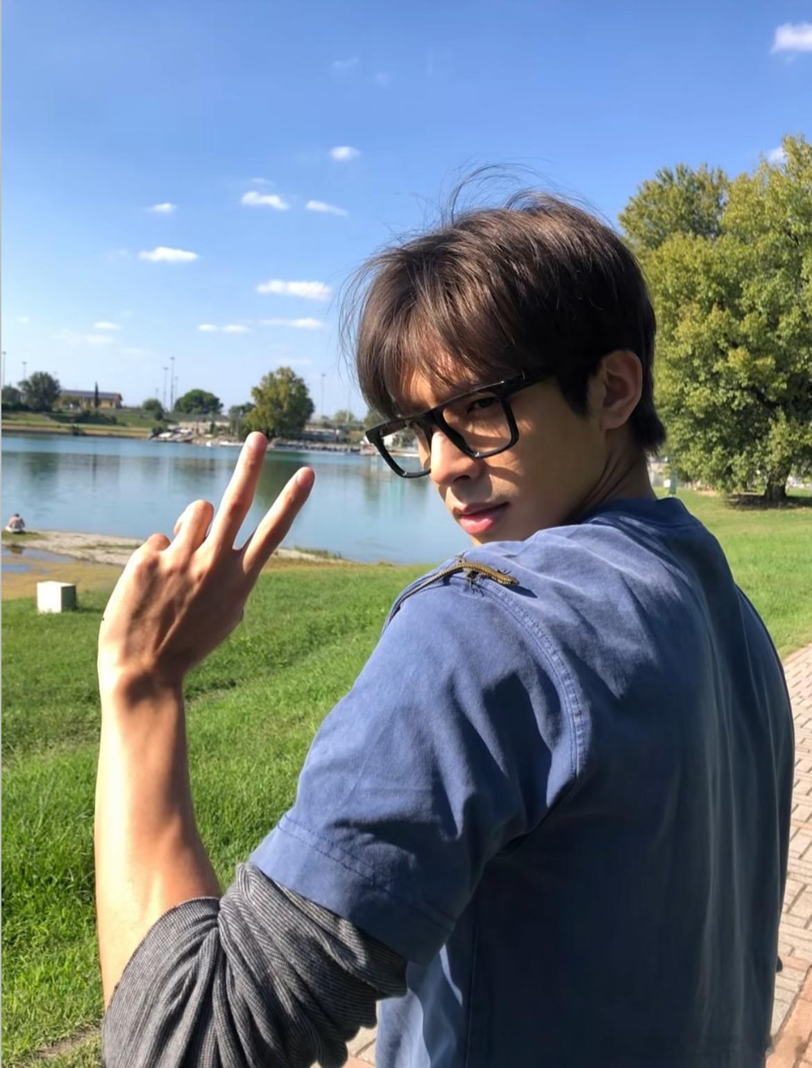浅金棕配黑框镜，手捧花束，这组新图完全可以当头像和壁纸了，直接保存！宋威龙染金发