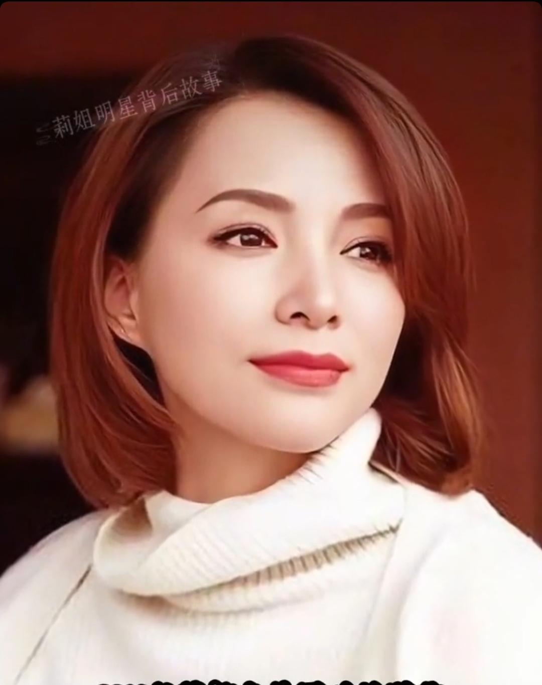 曾经的“央视一姐”董卿，如今在上海过着平凡又真实的生活。
早上六点，长宁街角的豆