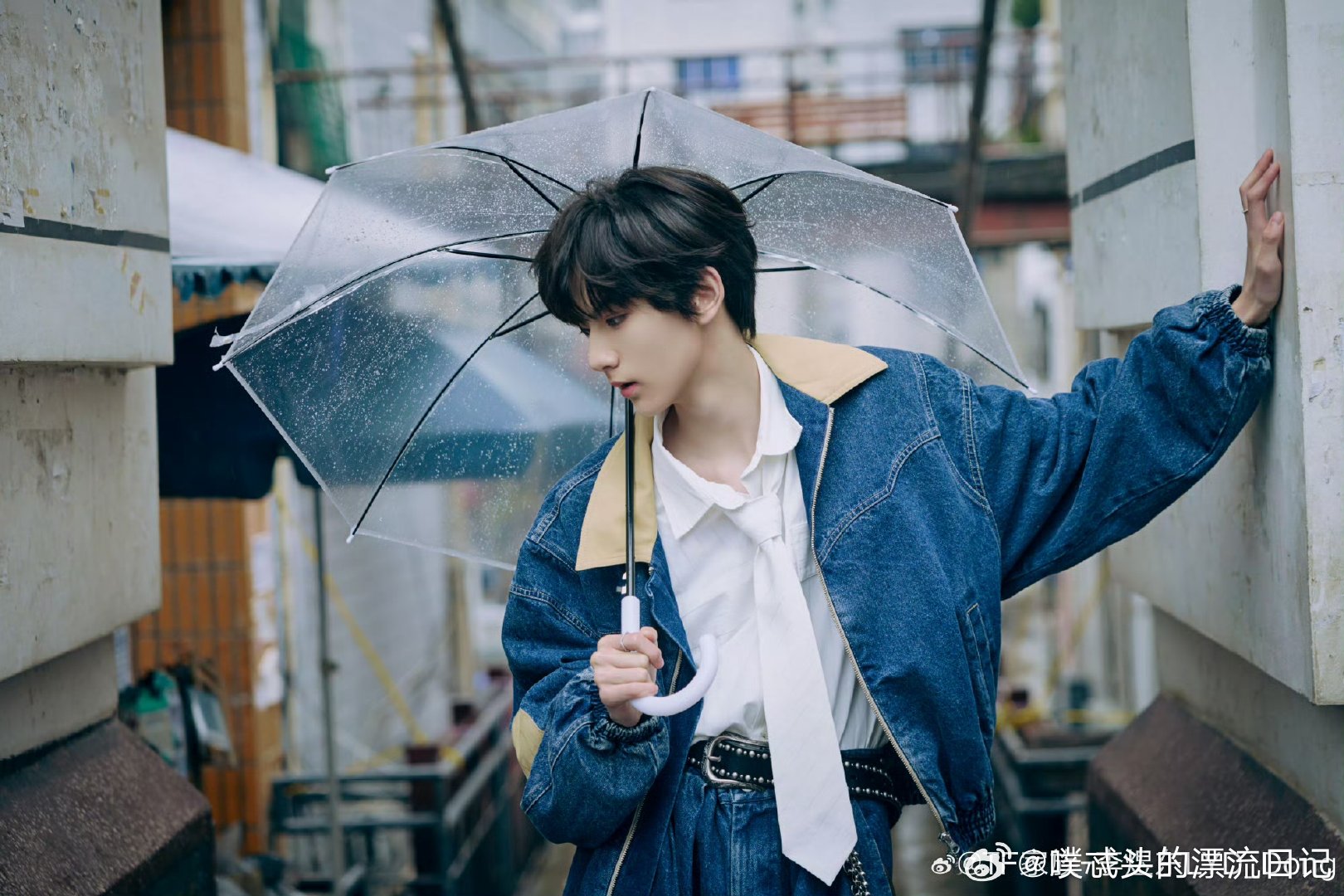 谁给李煜东戴的大直径美瞳谁懂啊，李煜东淡妆清清爽爽就够帅，大直径美瞳有点违和。 