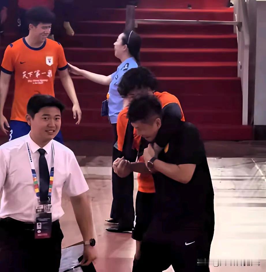 球员时代，刘建业还是比较稳当的的球员，国家队里替补出场都有精彩的发挥。[赞][赞